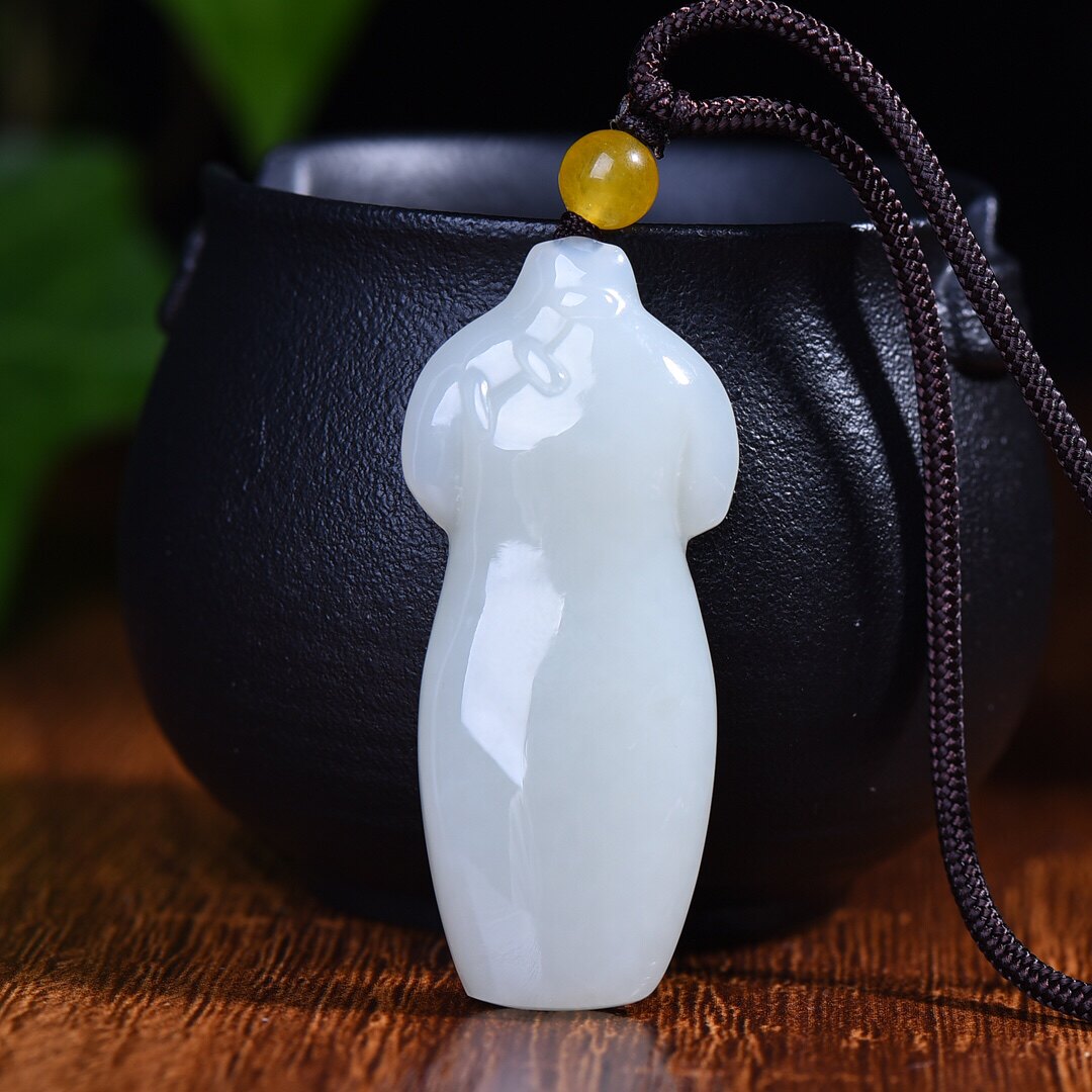 新疆和田玉羊脂玉白玉青白玉旗开得胜旗袍吊坠男女款挂件玉坠玉佩