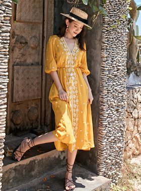 奈良民族风连衣裙女复古三亚拍照沙滩裙2025海边度假夏季显瘦绝美