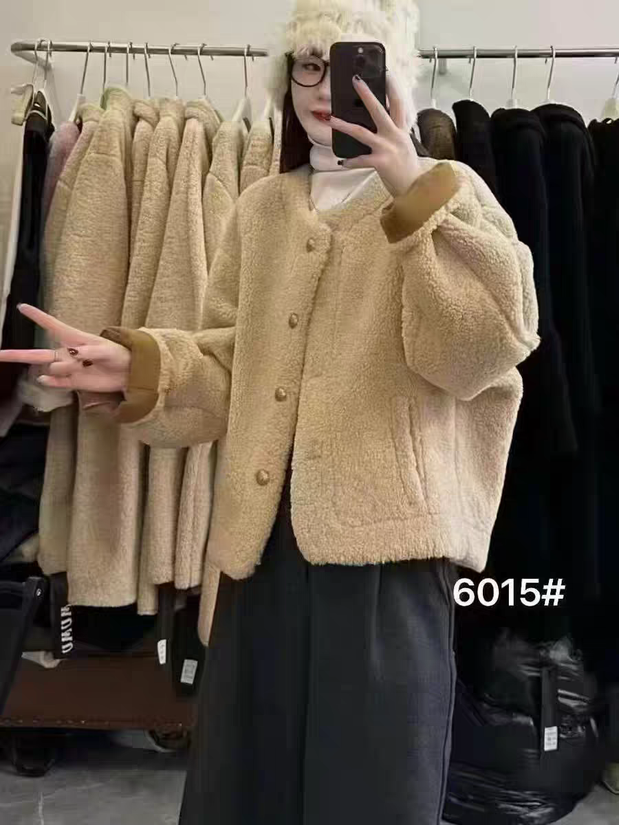 撞色羊羔毛外套女2025冬新款韩版宽松圆领仿皮毛一体上衣加绒加厚