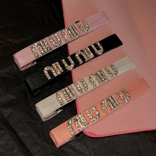 蜜桃甜妹 发卡发夹 缎面m字母镶钻鸭嘴夹一字刘海侧边高级感时尚