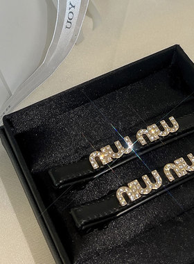 洛可可舞曲~甜妹心头爱新款字母皮革鸭嘴夹轻奢满钻侧边夹刘海夹