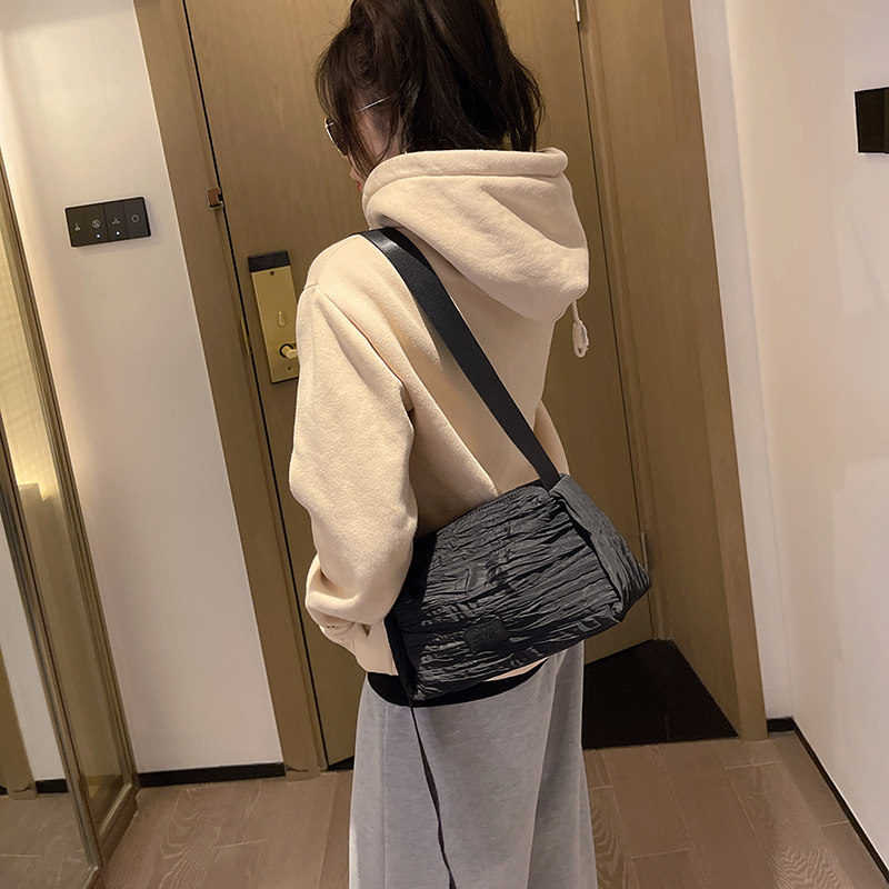 包包女黑色牛津纺斜挎包小黑包单肩包褶皱极简高颜值2024新款