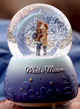 白月光情侣音乐盒蓝紫色经典飘雪发光水晶球摆件送女生生日礼物店