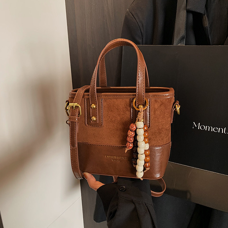 高级感春夏季手提水桶包时尚斜挎包女2026新款复古休闲通勤单肩包