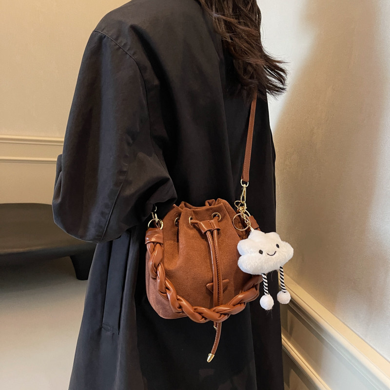 高级感麂皮绒独特设计感小众水桶包女2026新款春夏超火单肩斜挎包