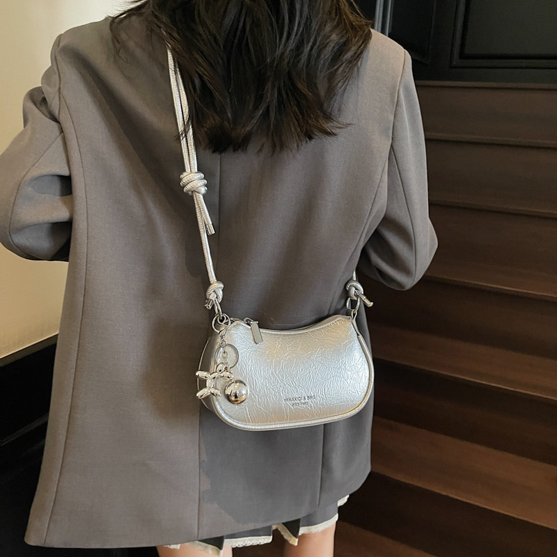 高级感小包包女2026新款夏季时尚超火精致斜挎包小众设计单肩包