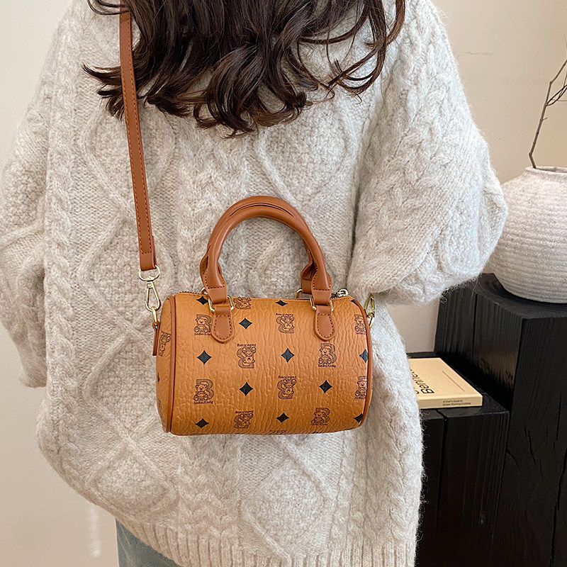 包包轻奢小众高级感2025新款夏时尚单肩斜挎包通勤枕头包今年流行