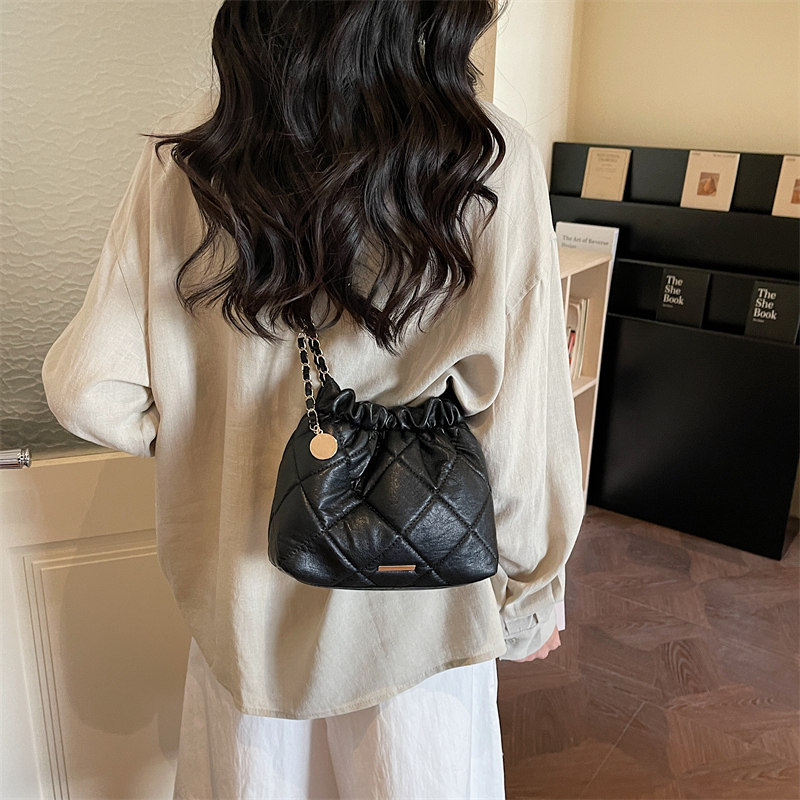 高级感轻奢小众设计链条水桶包女2026新款超火精致春夏时尚斜挎包