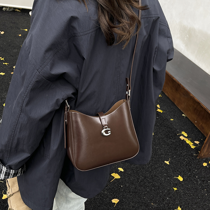 潮流斜挎时尚单肩洋气通勤水桶包