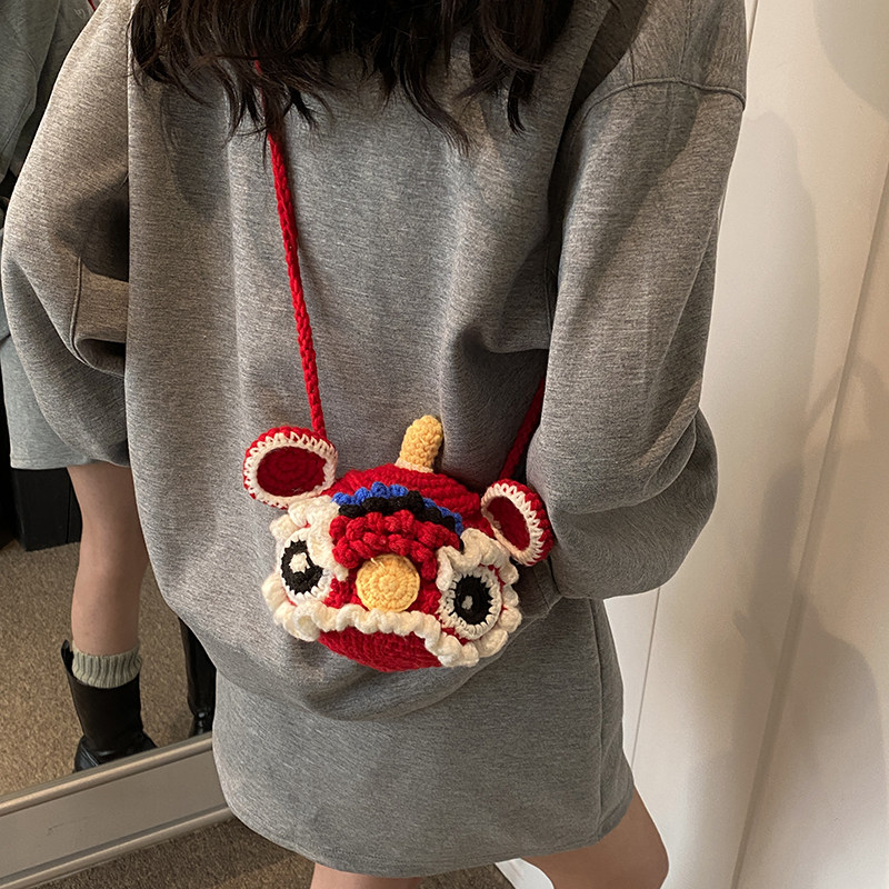 可爱卡通新年红色醒狮包毛线编织针织单肩包2026新款儿童斜挎包女
