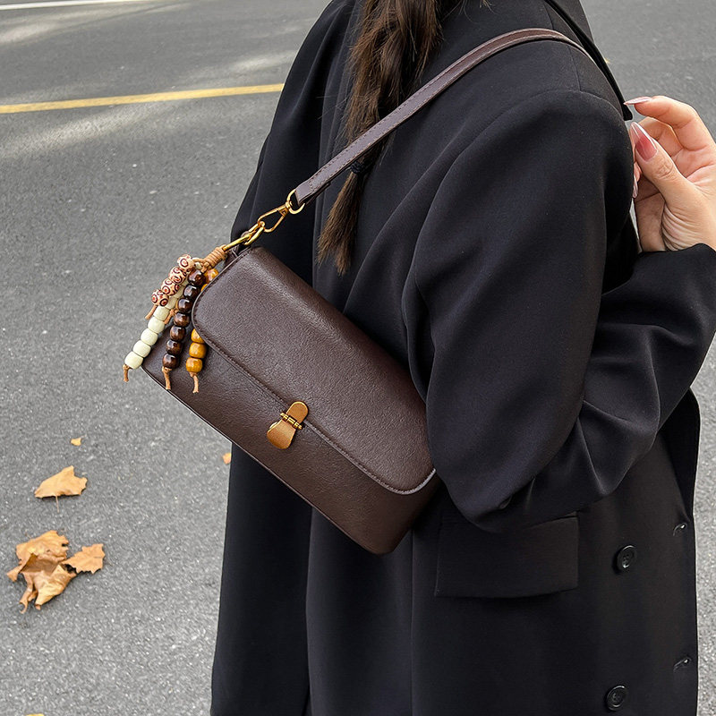 轻奢小众高级感2025新款秋冬超火时尚百搭单肩包腋下包复古斜挎包