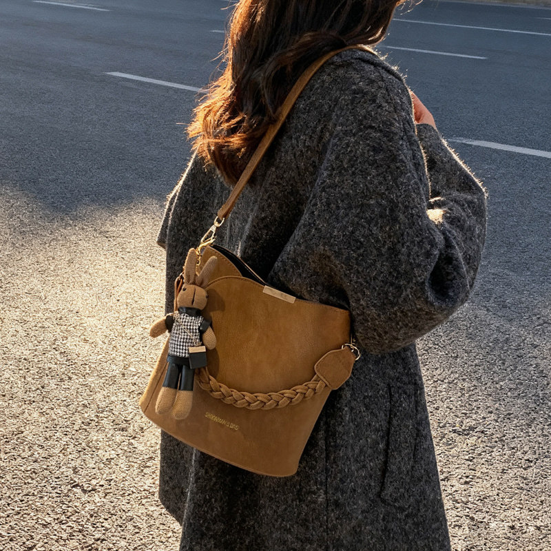 高级感复古单肩水桶包2025新款秋冬超火时尚小众设计斜挎包腋下包