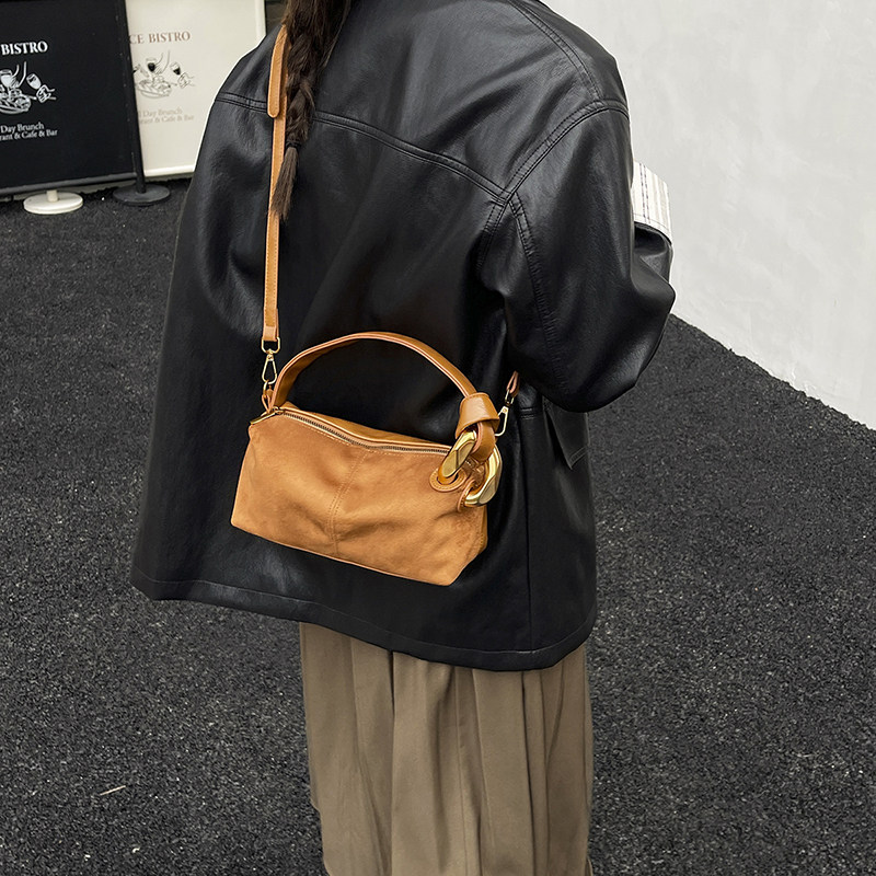 轻奢小众高级感2025新款秋冬超火单肩包时尚复古斜挎通勤枕头包