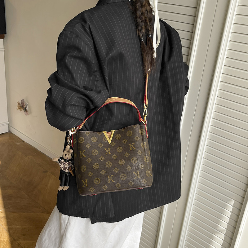 轻奢小众高级感手提时尚水桶包2026新款超火时尚百搭通勤单肩斜挎,箱包皮具/热销女包/男包,水桶包,淘宝优惠券,粉丝福利购,淘宝优惠卷