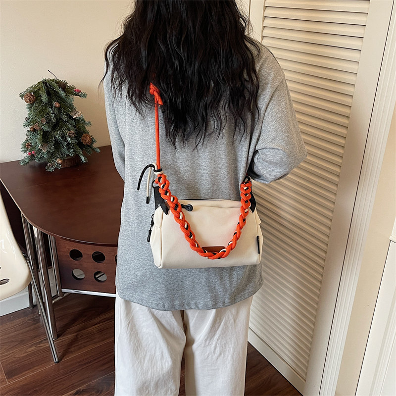 包包女2026新款时尚简约帆布包超火单肩斜挎包小众设计夏季枕头包