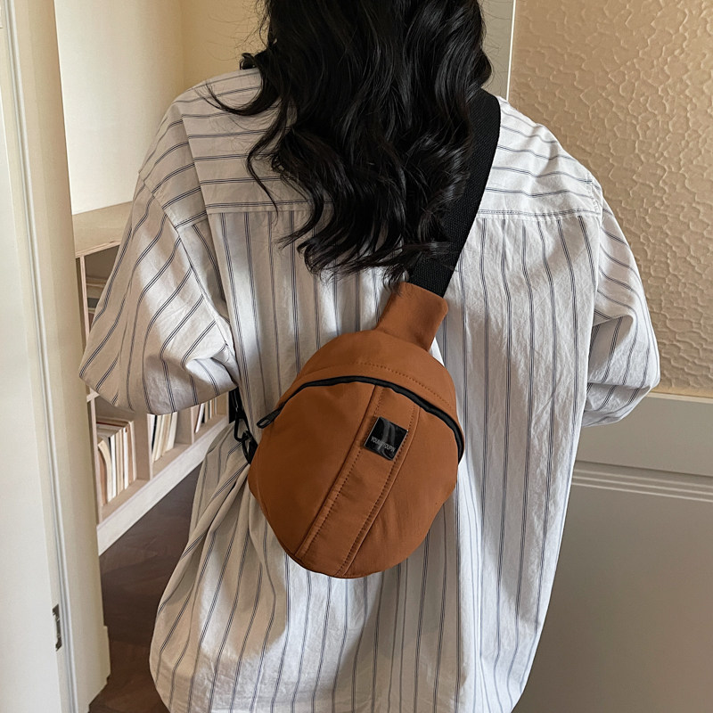 小胸包女斜挎包2026新款春夏时尚超火休闲胸前包小众设计帆布单肩