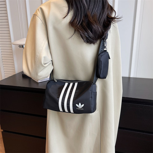 高级感宽带三道杠暗黑时尚斜挎包