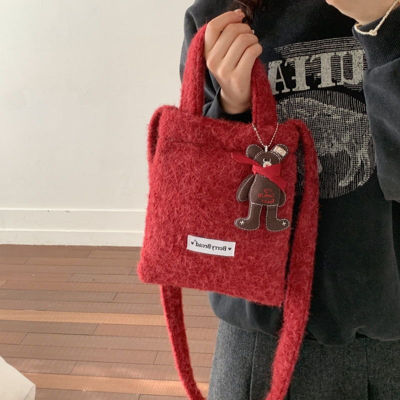 2026新款韩版毛毛绒时尚单肩包腋下包洋气通勤手提水桶包斜挎包女
