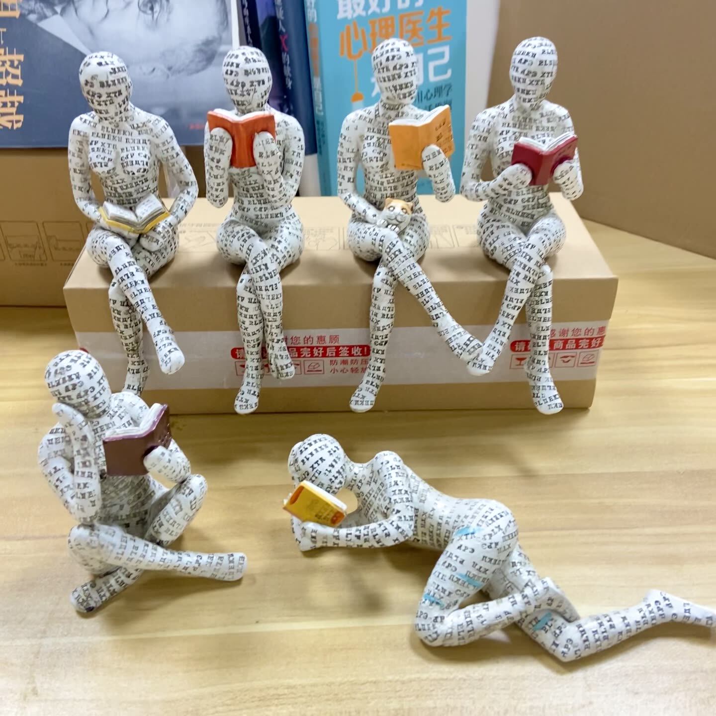 跨境新款reading woman读书的女人纸浆塑模摆件树脂摆件书架装饰