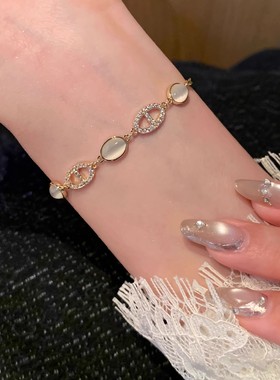 法式闪钻猪鼻子仿猫眼石手链女生轻奢小众精致气质手饰2025年