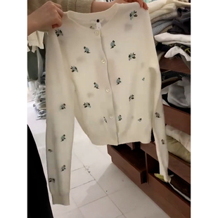 韩系超好看减龄百搭显瘦春秋外搭圆领碎花刺绣短款针织开衫外套女