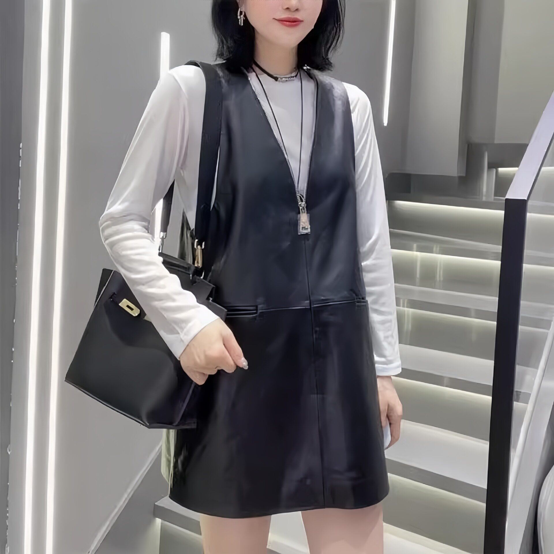 连衣裙女2025秋季新款绵羊皮V领无袖中长款背心裙潮高级感马甲