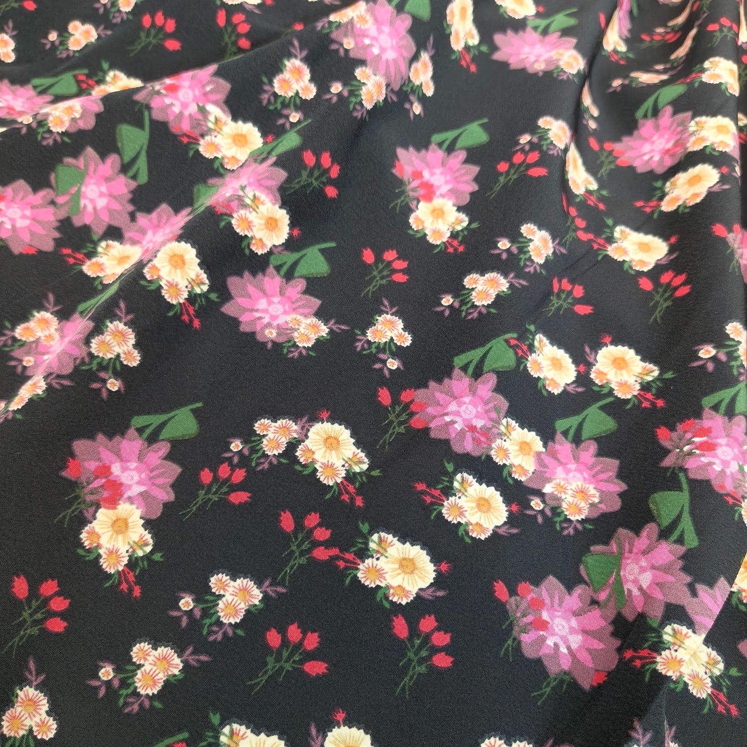 四面弹面料（有弹性）软糯丝滑 黑底粉花 做衣服连衣裙服装布料图片