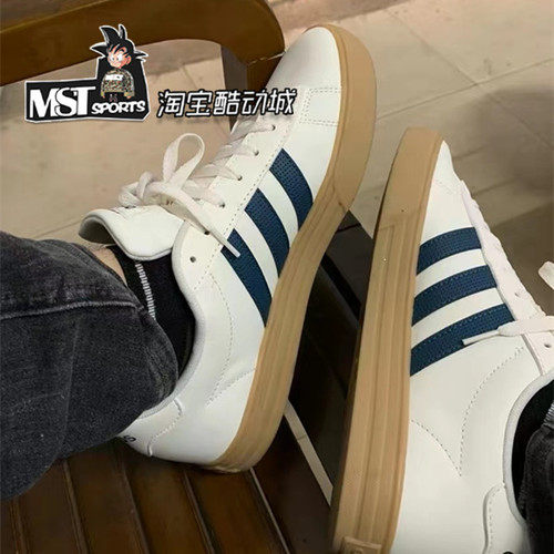 Adidas系带男子低帮白棕蓝板鞋