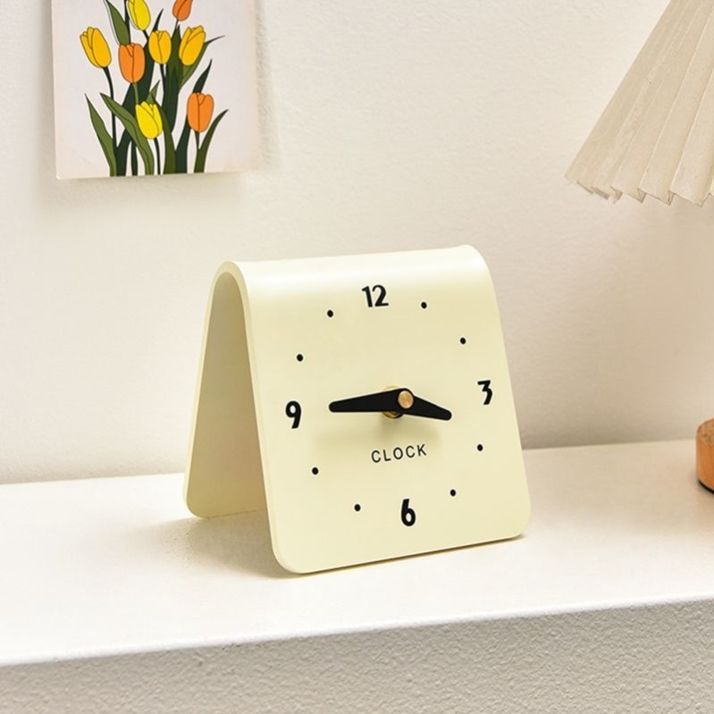 奶油风桌面客厅家用时钟现代创意台式座钟静音学生床头钟表小摆件
