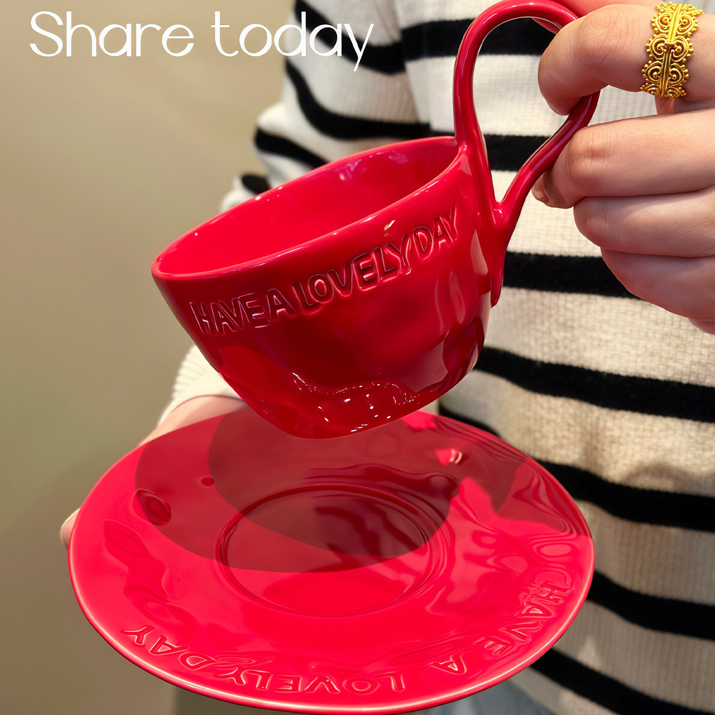 新年对红色咖啡杯没有一点抵抗力