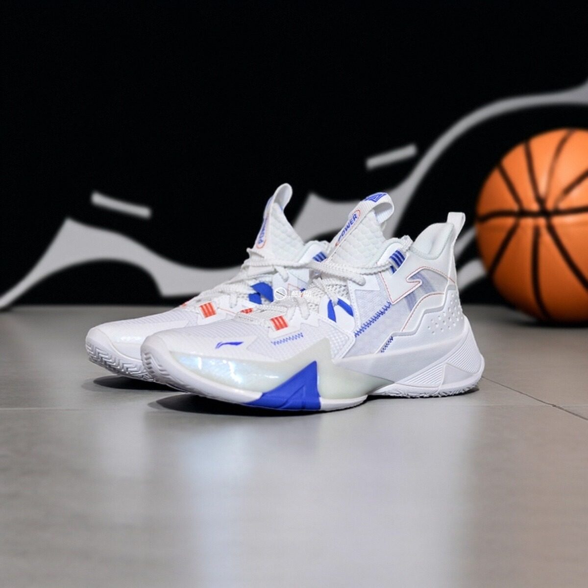 lining/李宁 空袭 男子高帮减震耐磨透气实战篮球鞋 ABPU055