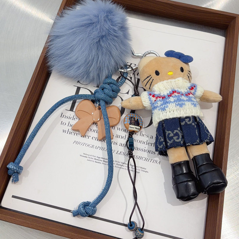 卡通可爱包包挂件白色毛衣蓝色短裙KT手工编织蝴蝶结狐狸毛球挂饰