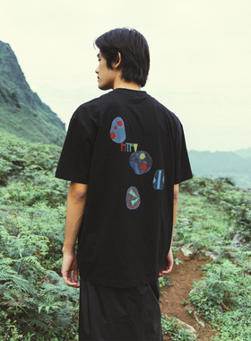 MOUNTAINFEVER SS25「观物取象」主题彩石手绘做旧直喷印花短袖