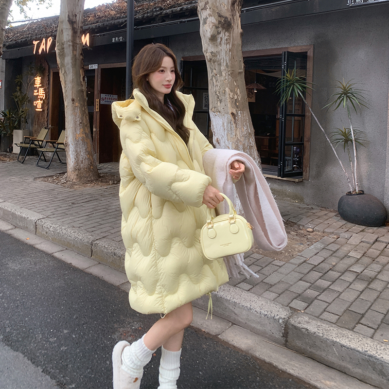 高端品牌90白鸭绒羽绒服女2025冬季新款中长款泡芙连帽时尚外套女