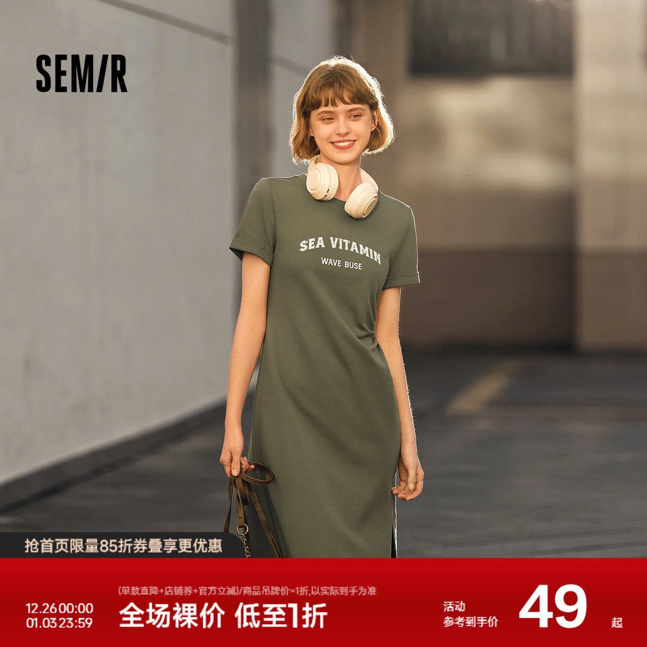 森马连衣裙女复古休闲中长裙简约风夏季小心机字母开叉T恤裙显瘦