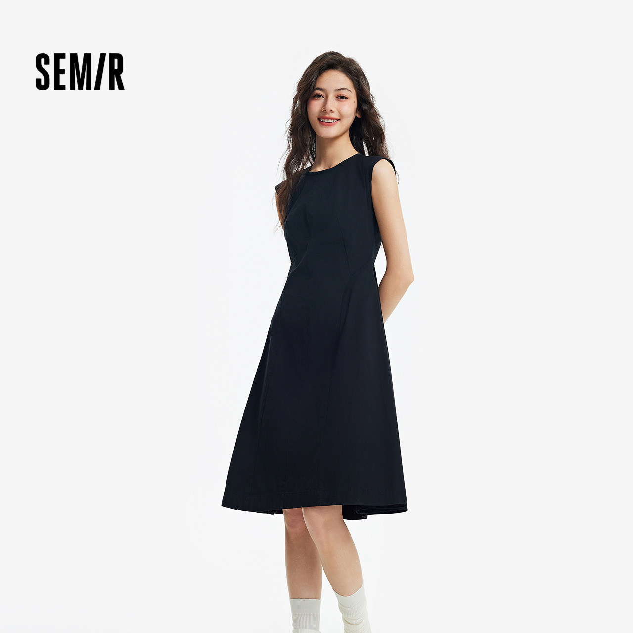 森马连衣裙女夏季圆领纯色无袖小黑裙气质简约时尚通勤百搭背心裙