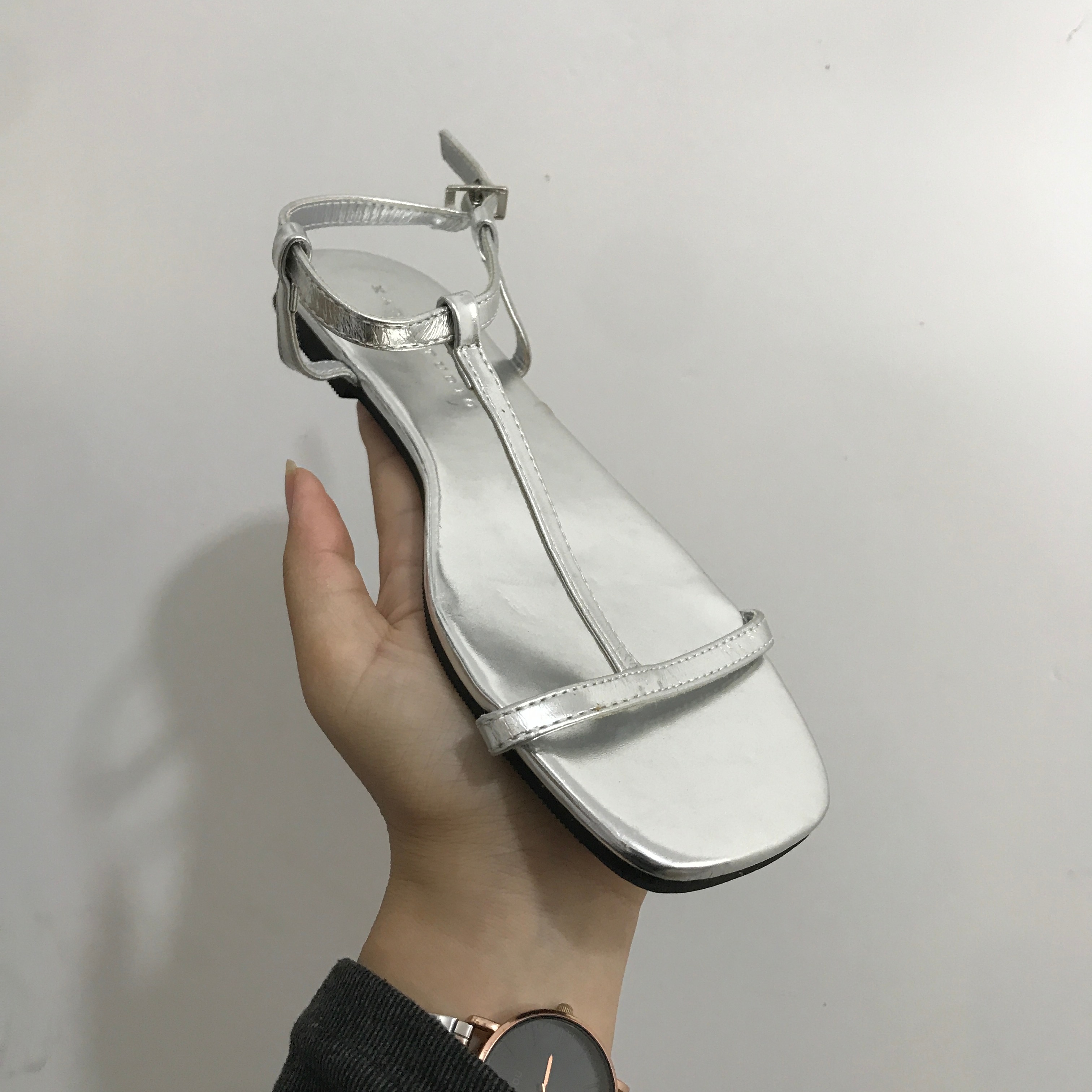 36码灰姑娘韩国鞋夏季简约T型扣带银色减龄平底露趾凉鞋女