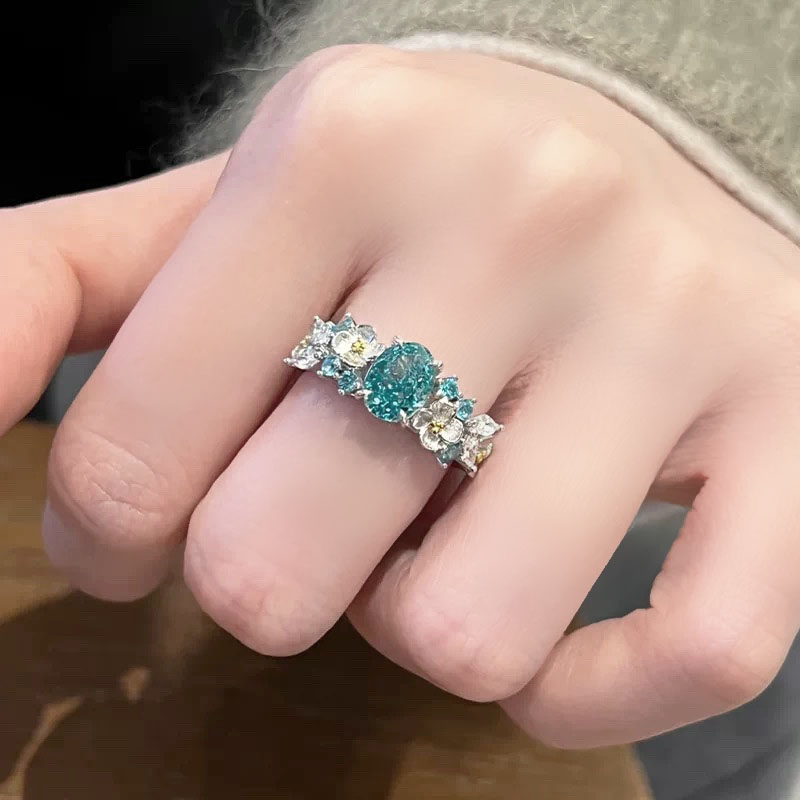精致繁花蓝宝石鸽子蛋花朵戒指女图片