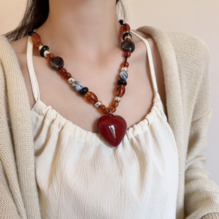 琥珀色珠子串珠红色爱心吊坠项链抽拉设计时尚百搭个性时髦毛衣链