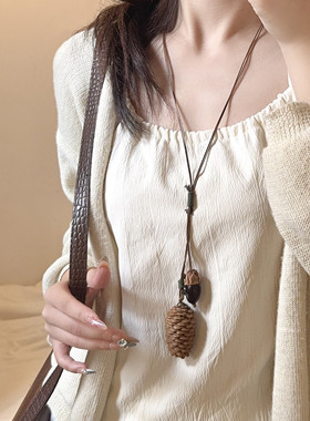 时尚通勤松果橡果吊坠项链长款时髦夸张个性森系中式风皮绳毛衣链