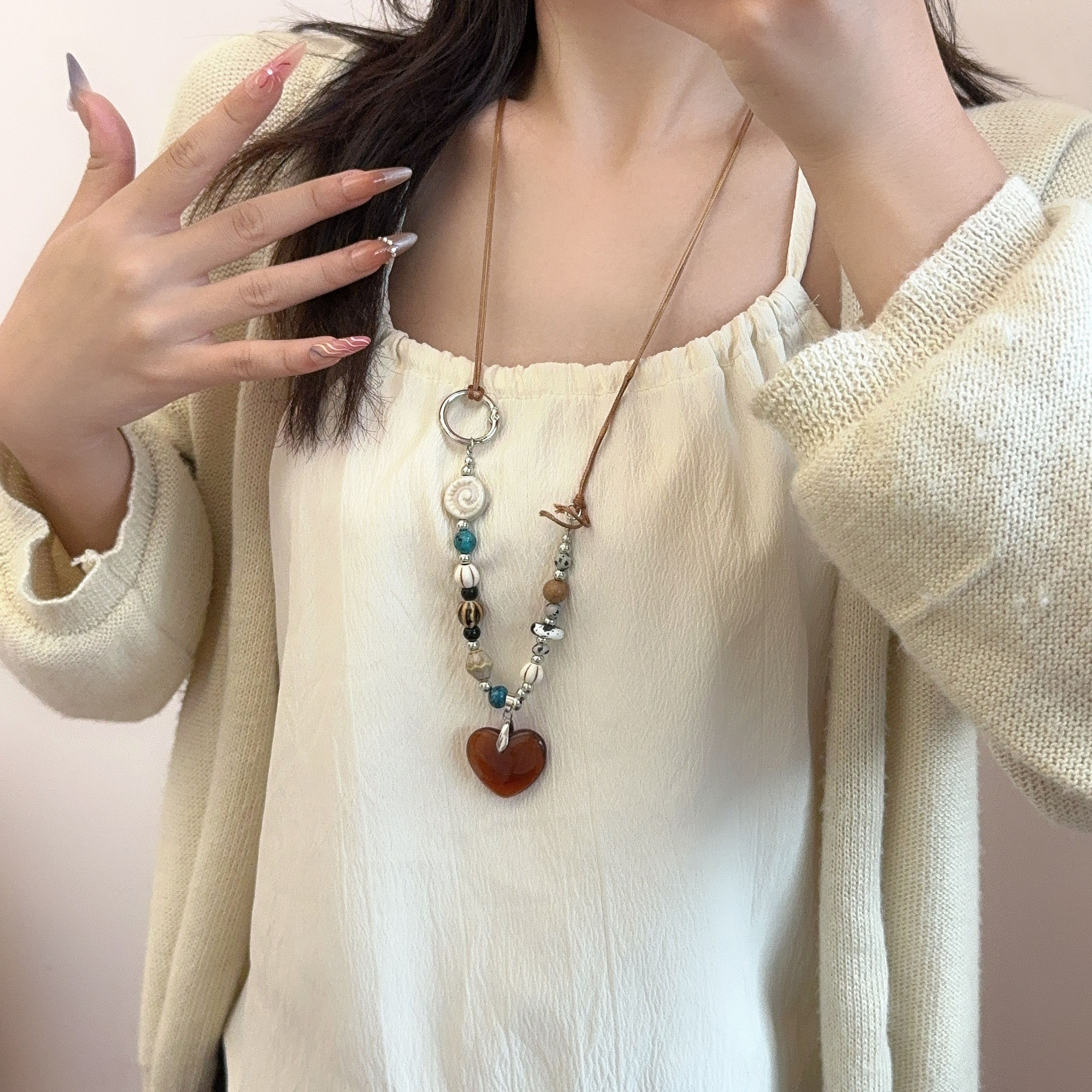 复古贝壳圆珠串珠咖色爱心坠项链