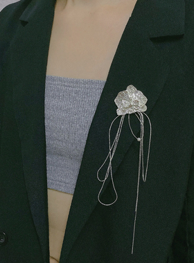 秋冬小众设计熔岩褶皱花朵流苏超长款胸针银白色花卉别针配饰潮