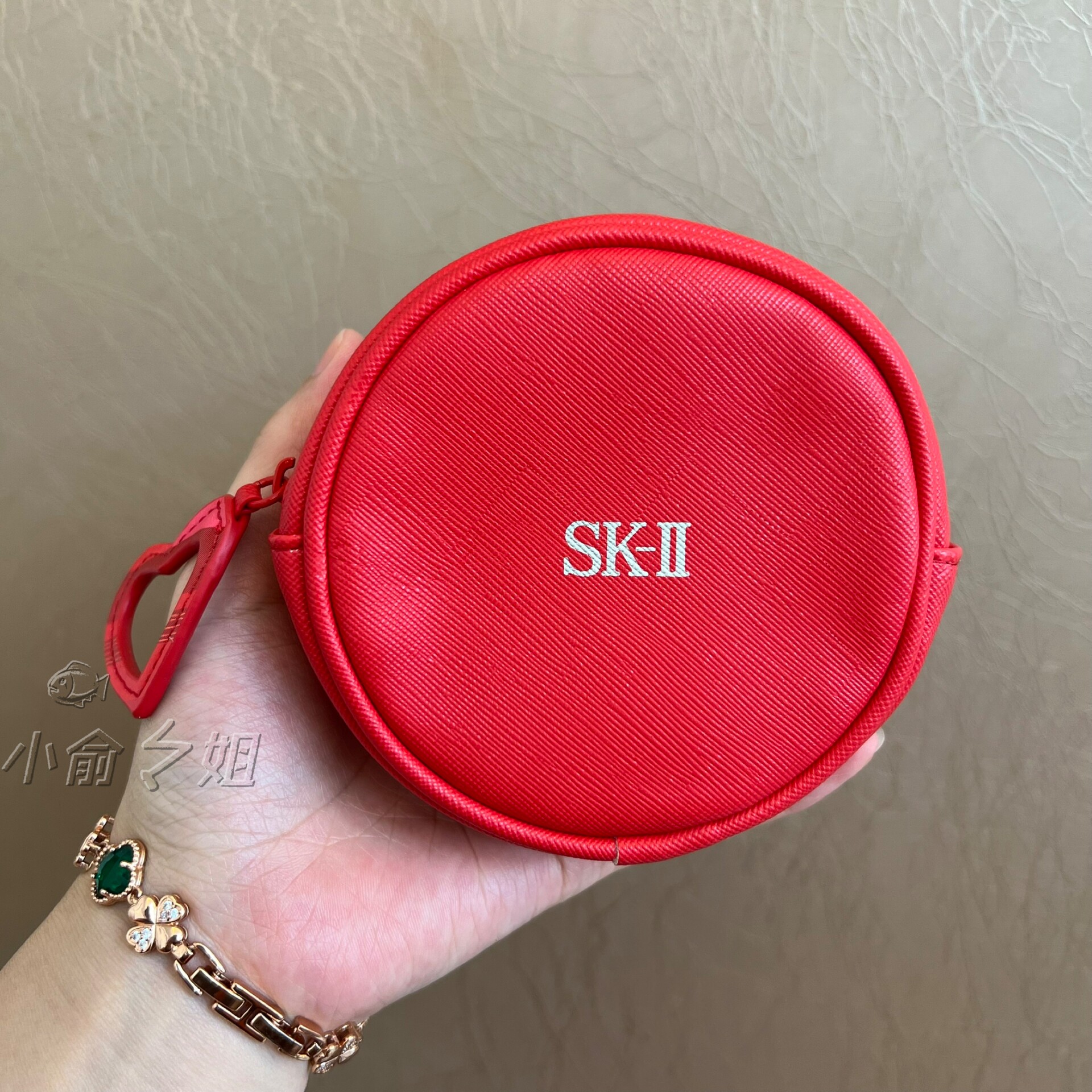 SK2红色圆形pu皮质化妆包收纳包耳机包口红零钱包