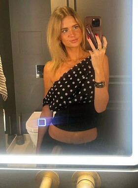 性感单肩露脐收腰上衣Female top with exposed navel and waist