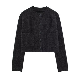 sleeved long loose fitting 宽松外套 Round jacket圆领长袖 neck