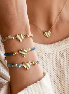 A female couple who made hand-woven bracelets女士编织潮手链