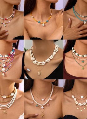 A woman wearing a cross-border Bohemian shell necklace女项链