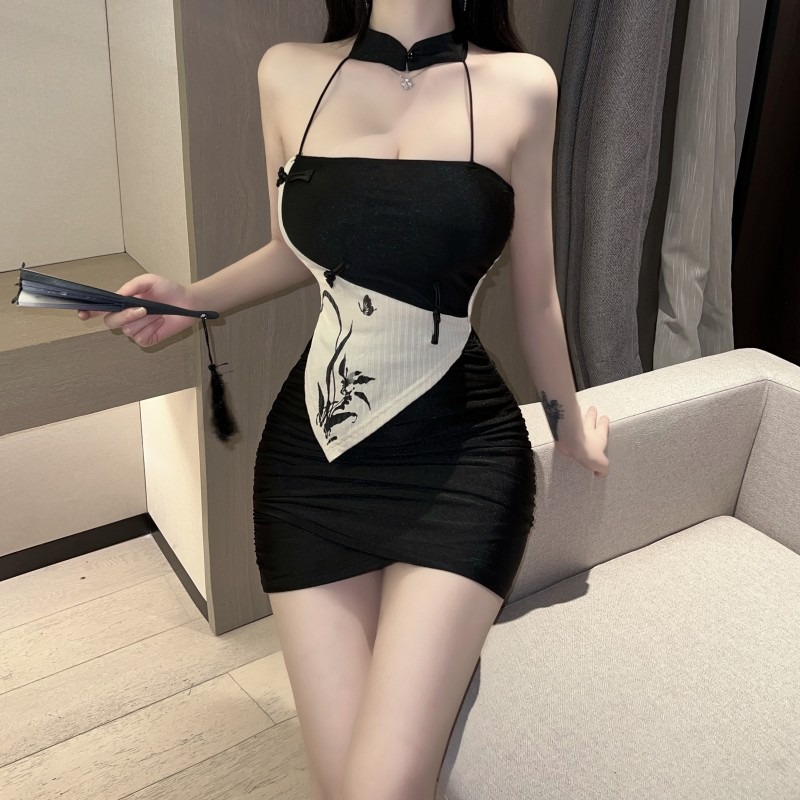 辣妹性感挂脖抹胸连衣裙女2025新款设计感小众夜场紧身包臀短裙子