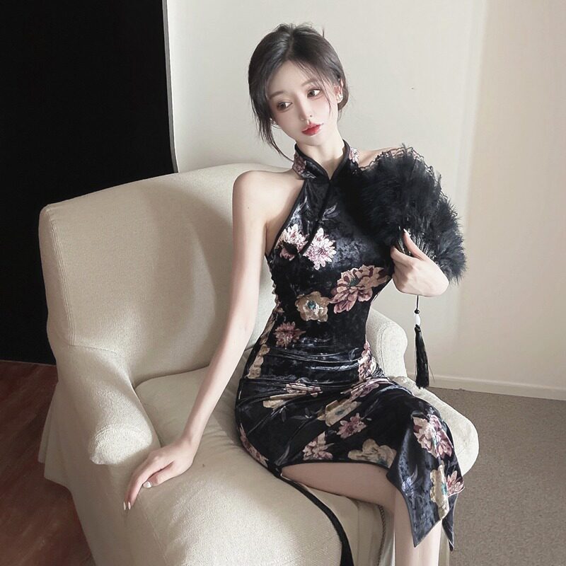 高级感贵妇气质丝绒印花挂脖连衣裙复古盘扣坎肩型露背开叉旗袍夏