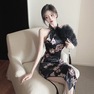 高级感贵妇气质丝绒印花挂脖连衣裙复古盘扣坎肩型露背开叉旗袍夏